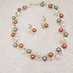Exquisite necklace Three Tones Pearls and earrings set Over Golden Setting